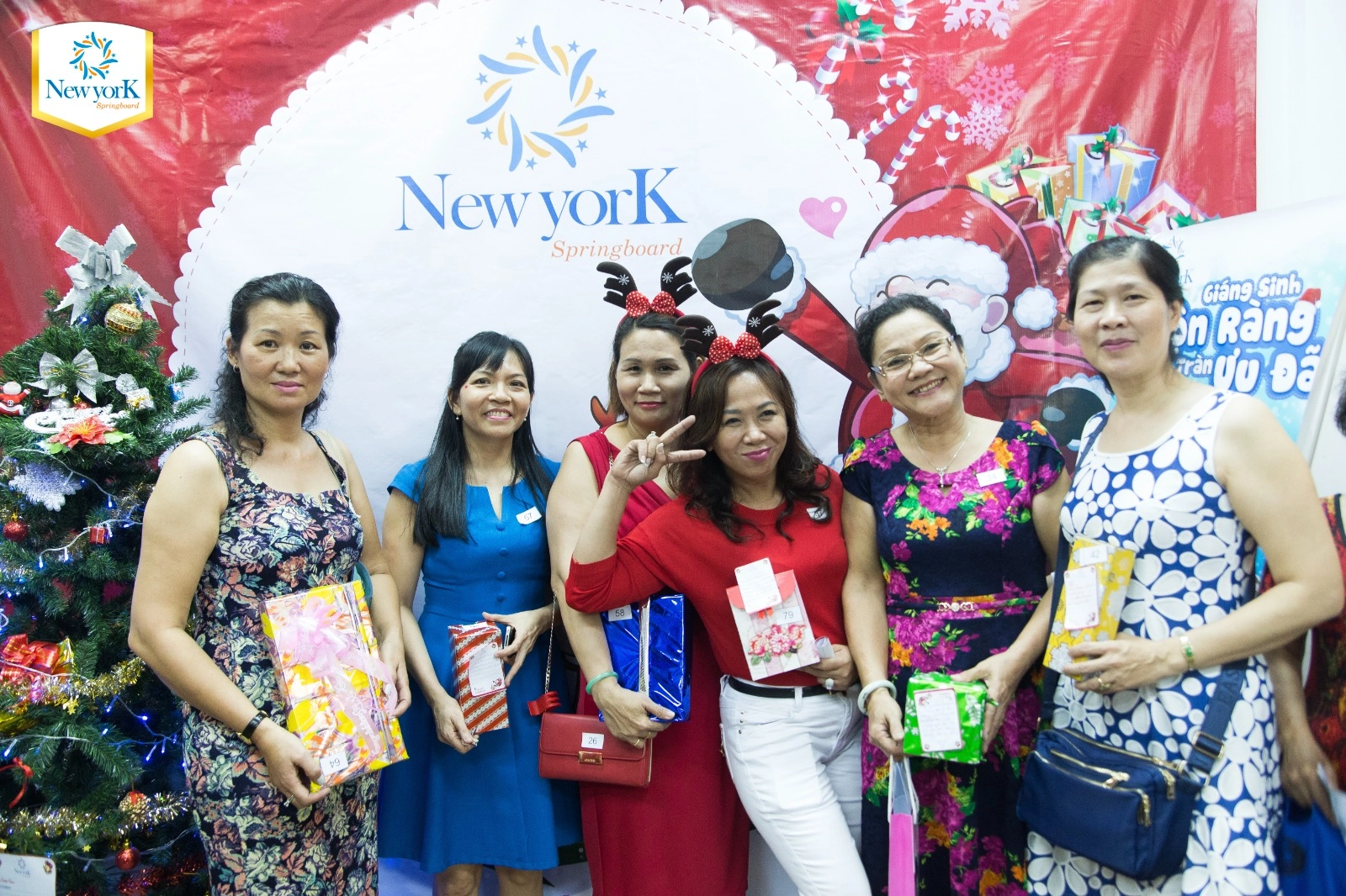 Món Quà Ý Nghĩa Cho Ba Mẹ – Hành Trình Mới Cùng Tiếng Anh