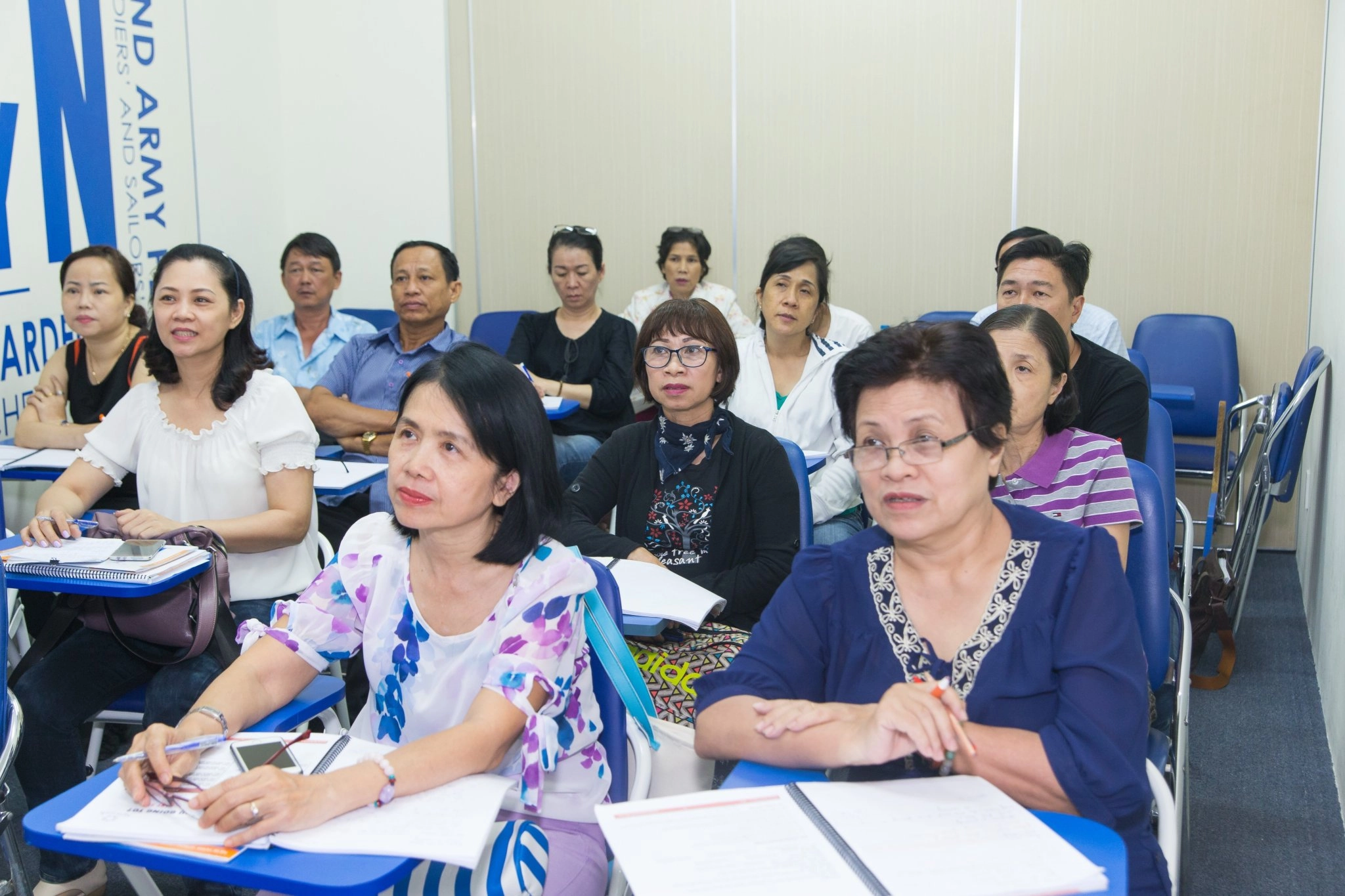 Vượt Qua Rào Cản Ngôn Ngữ Để Tự Tin Du Lịch Giao Tiếp Cùng Con Cháu